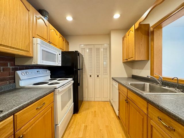 25 Greentree Ln 43, Weymouth, MA 02190