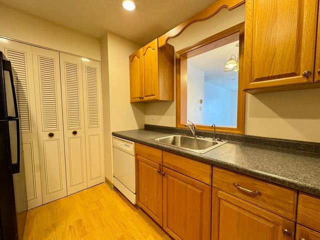 25 Greentree Ln 43, Weymouth, MA 02190