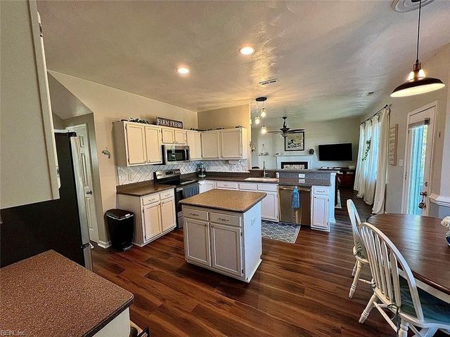 6428 Aberdeen PL, Suffolk, VA 23435