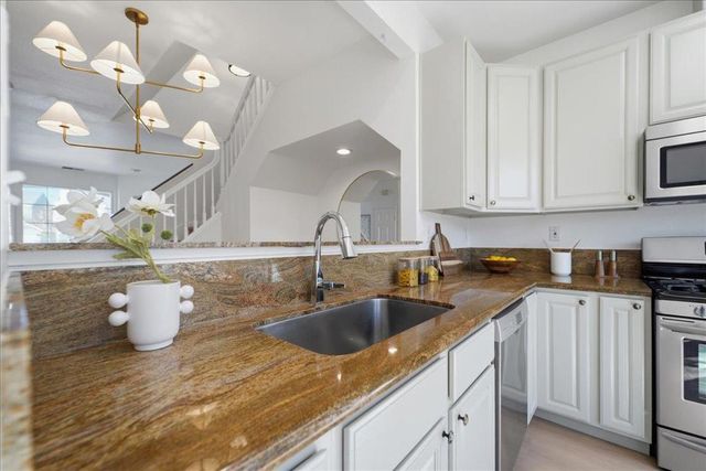 131 Concord Circle, Mountain View, CA 94040