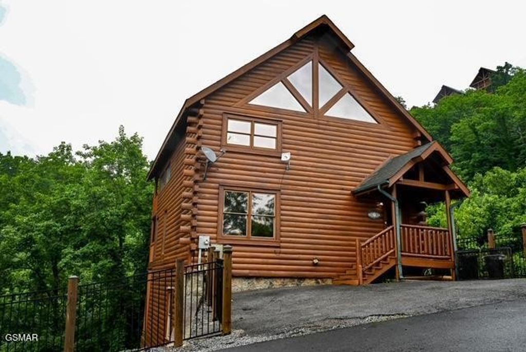1044 Black Bear Cub Way, Sevierville, TN 37862