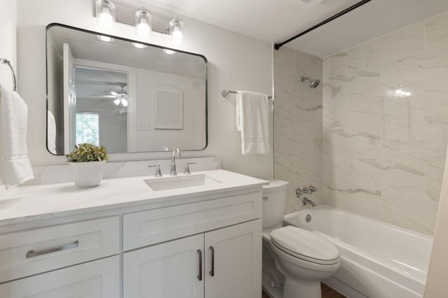 14715 Barryknoll Lane 132, Houston, TX 77079