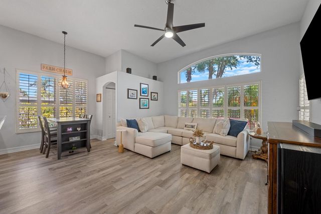 5649 Oakmont Village Circle, Lake Worth, FL 33463
