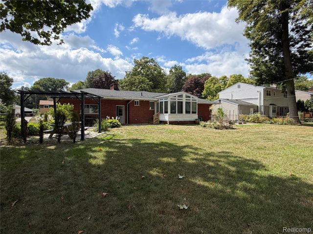 319 Amelia Avenue, Royal Oak, MI 48073