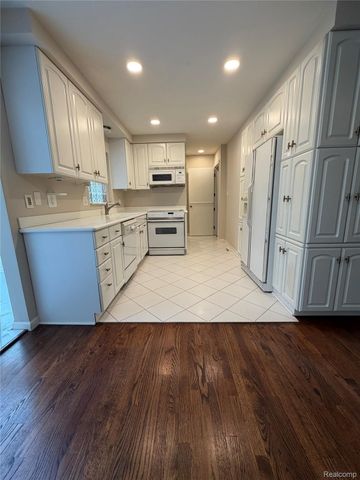 319 Amelia Avenue, Royal Oak, MI 48073