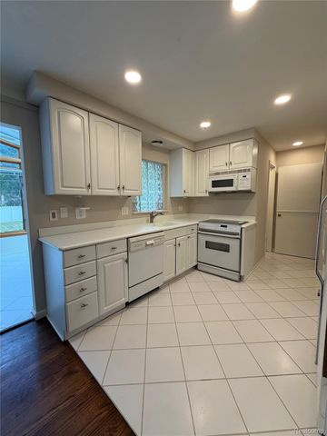 319 Amelia Avenue, Royal Oak, MI 48073