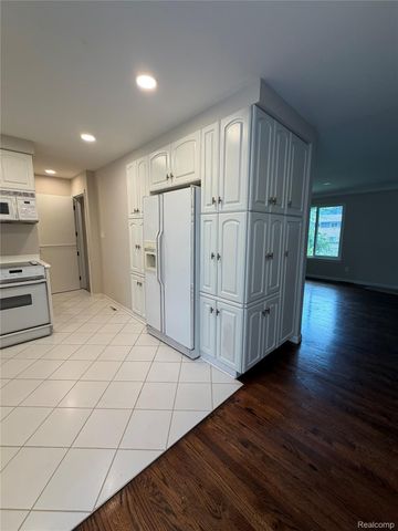 319 Amelia Avenue, Royal Oak, MI 48073