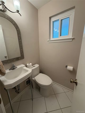 319 Amelia Avenue, Royal Oak, MI 48073