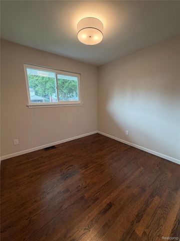 319 Amelia Avenue, Royal Oak, MI 48073