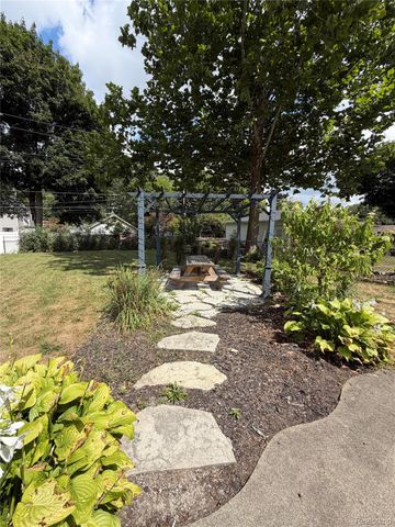319 Amelia Avenue, Royal Oak, MI 48073