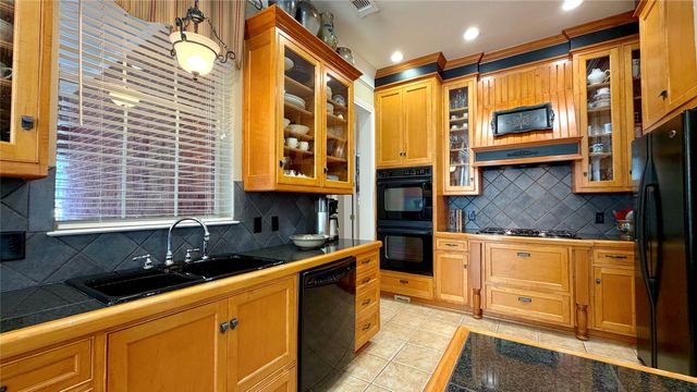 8 Griffith Court, Terrell, TX 75160