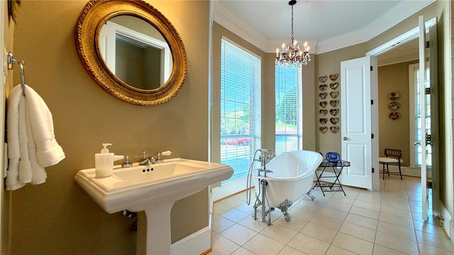 8 Griffith Court, Terrell, TX 75160