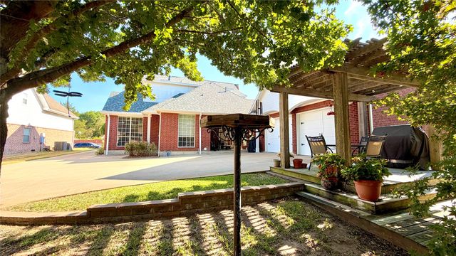 8 Griffith Court, Terrell, TX 75160