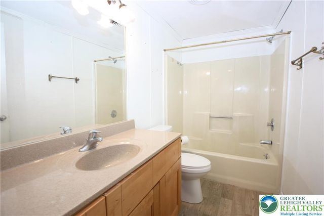 38 Oakwood Court, East Allen Twp, PA 18014