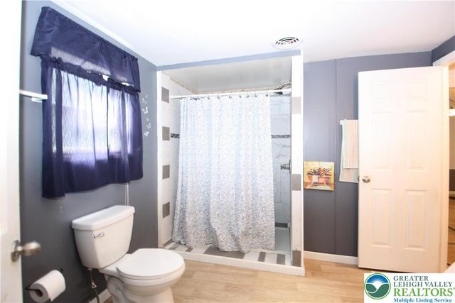 38 Oakwood Court, East Allen Twp, PA 18014