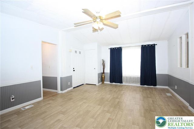 38 Oakwood Court, East Allen Twp, PA 18014