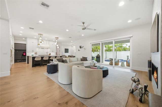 3611 W BARCELONA STREET, Tampa, FL 33629