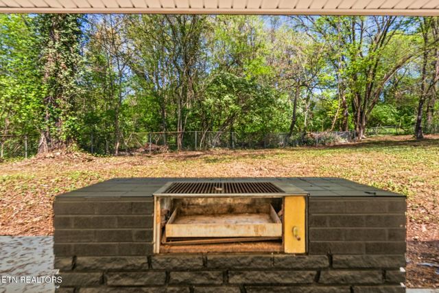 909 Dartmouth Rd, Knoxville, TN 37914