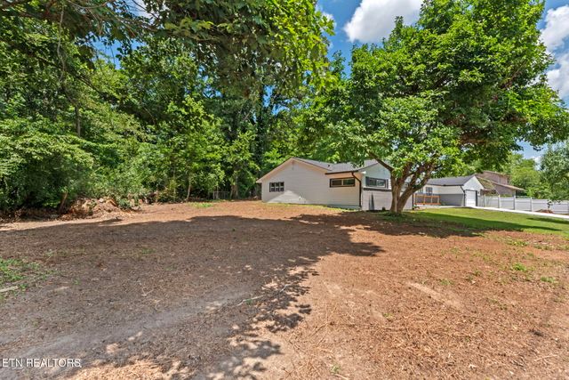 909 Dartmouth Rd, Knoxville, TN 37914