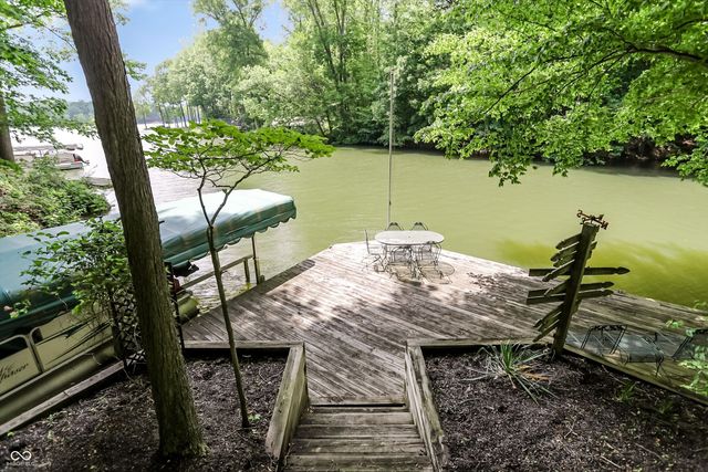 7592 S Poplar Point Drive, Trafalgar, IN 46181
