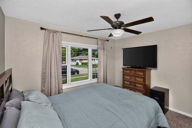 2705 E 39th Street, Des Moines, IA 50317