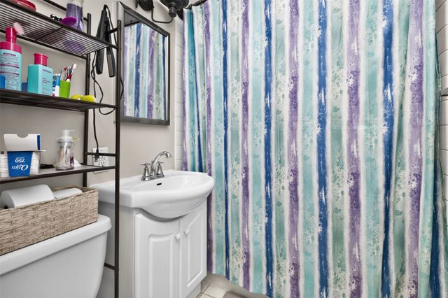 2705 E 39th Street, Des Moines, IA 50317
