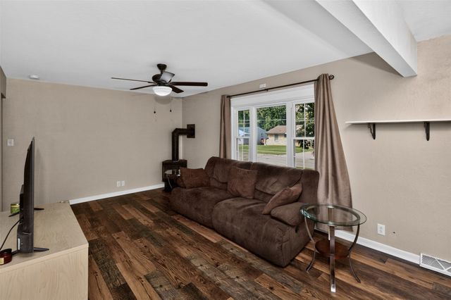 2705 E 39th Street, Des Moines, IA 50317