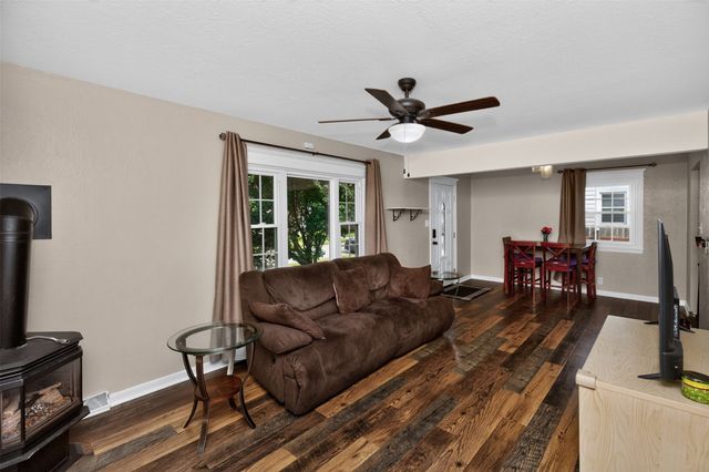 2705 E 39th Street, Des Moines, IA 50317