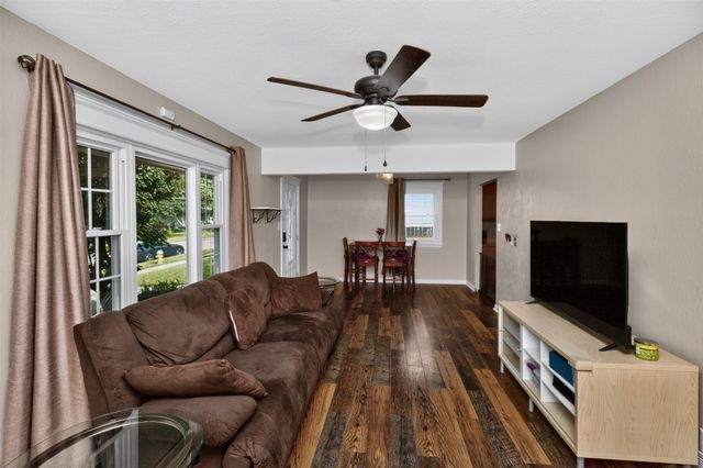 2705 E 39th Street, Des Moines, IA 50317