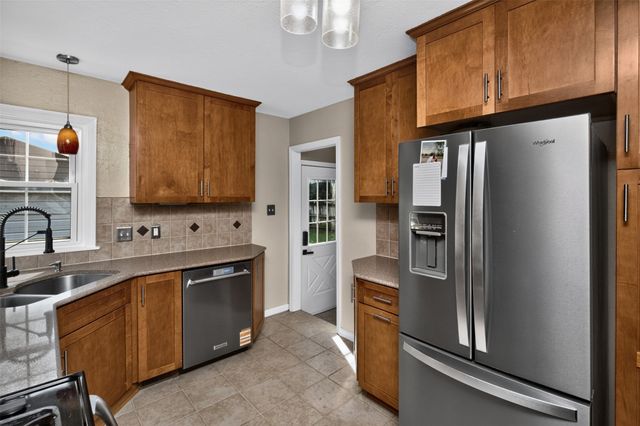 2705 E 39th Street, Des Moines, IA 50317