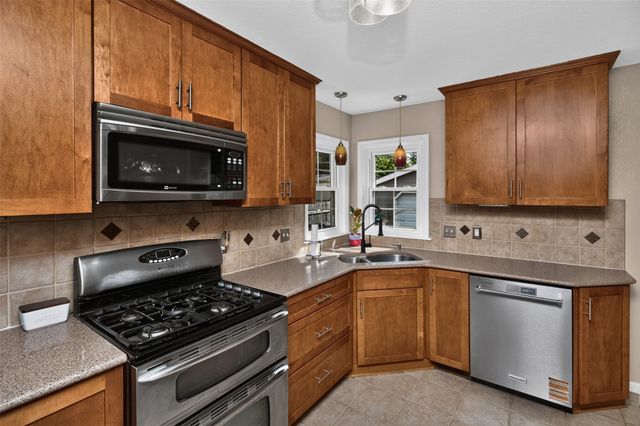 2705 E 39th Street, Des Moines, IA 50317