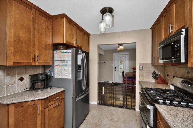 2705 E 39th Street, Des Moines, IA 50317