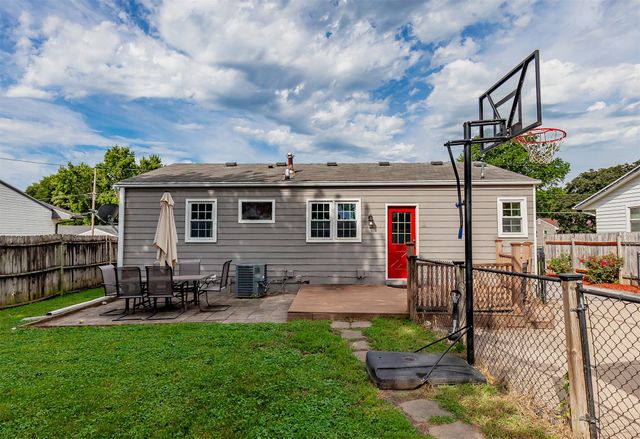 2705 E 39th Street, Des Moines, IA 50317