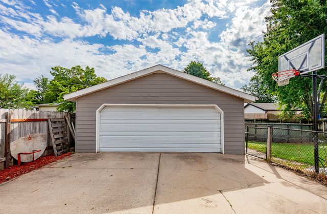 2705 E 39th Street, Des Moines, IA 50317