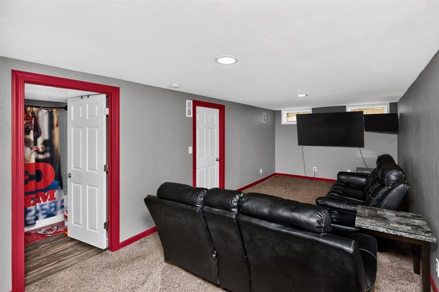 2705 E 39th Street, Des Moines, IA 50317