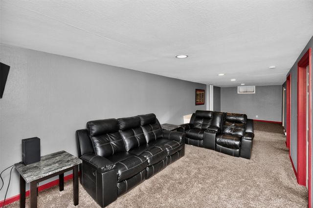 2705 E 39th Street, Des Moines, IA 50317