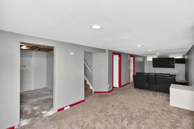 2705 E 39th Street, Des Moines, IA 50317