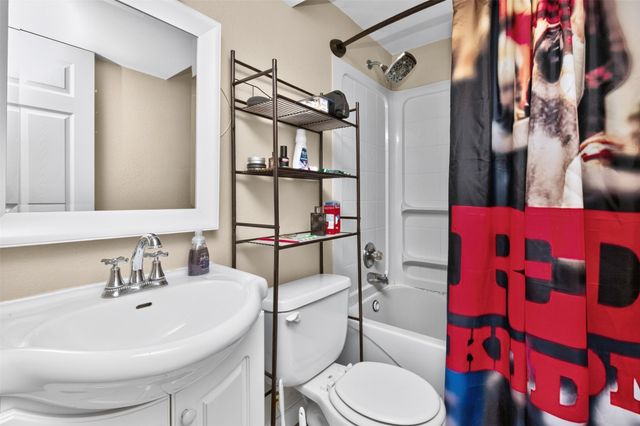 2705 E 39th Street, Des Moines, IA 50317