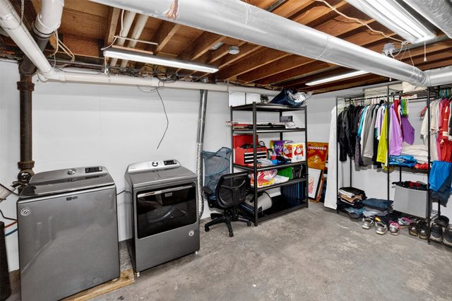 2705 E 39th Street, Des Moines, IA 50317