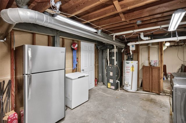 2705 E 39th Street, Des Moines, IA 50317