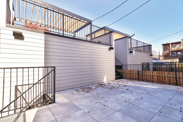 1418 W Warner Avenue, Chicago, IL 60613