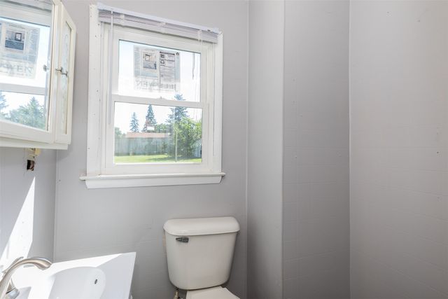 1018 Lewis Avenue, Des Moines, IA 50315