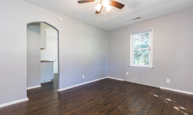 1018 Lewis Avenue, Des Moines, IA 50315