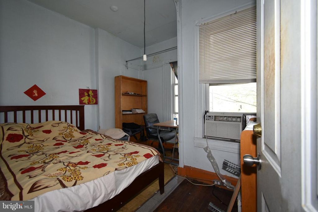 Image 13 of property listing at 241 N LAKEWOOD AVE, Baltimore, MD 21224