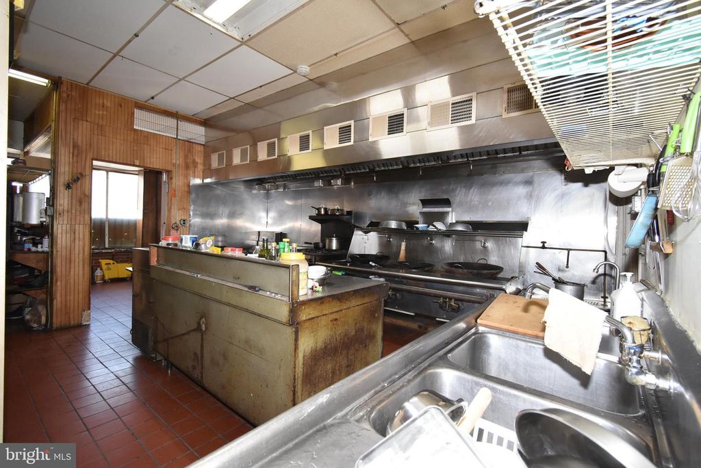 Image 9 of property listing at 241 N LAKEWOOD AVE, Baltimore, MD 21224