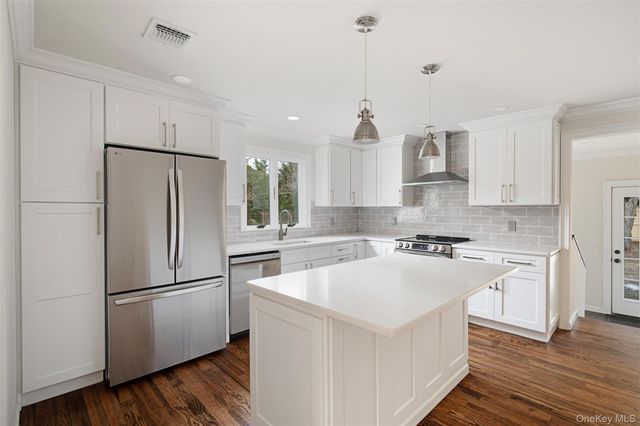 3 Adelaide Park, Center Moriches, NY 11934