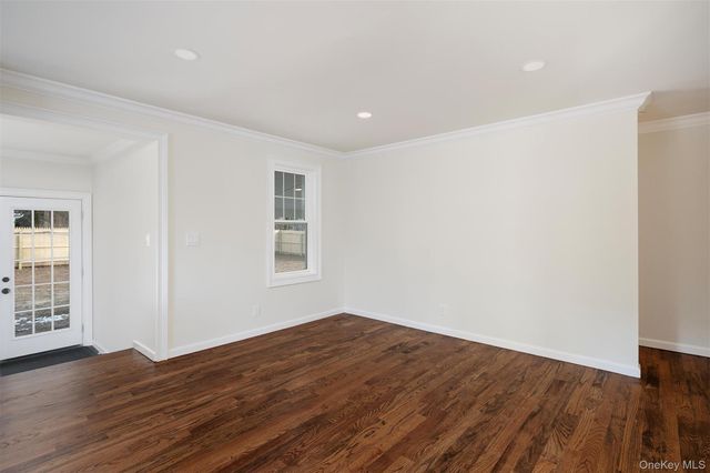 3 Adelaide Park, Center Moriches, NY 11934