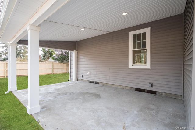 3 Adelaide Park, Center Moriches, NY 11934