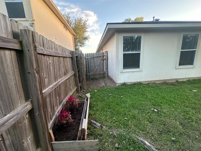 18312 Crestwind LN, Elgin, TX 78621