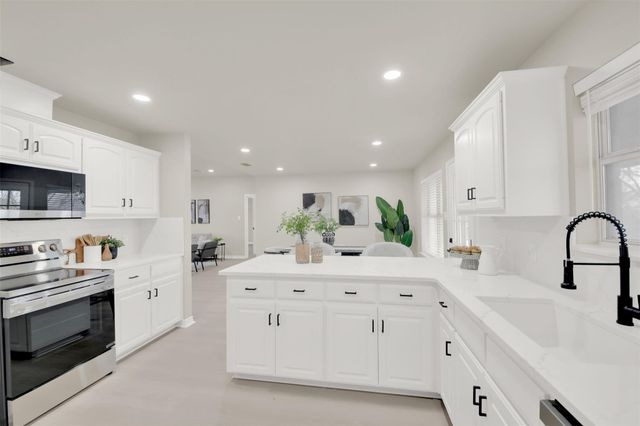 131 Meadow Valley LOOP, Jarrell, TX 76537